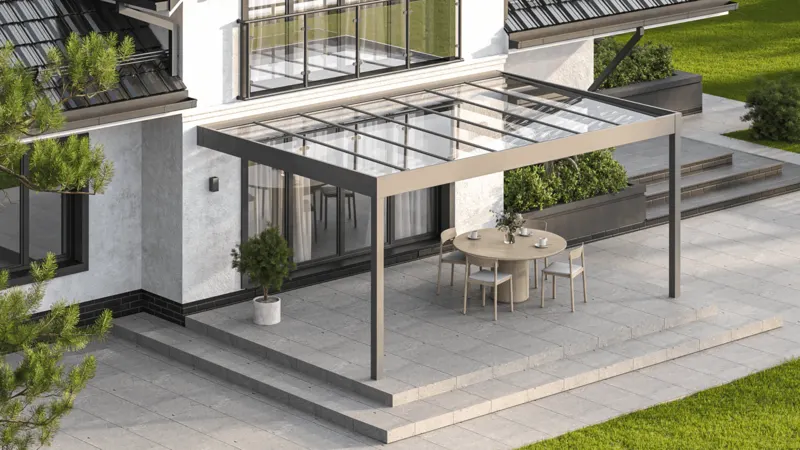 Terrassendach aus Aluminium mit Glasfüllung an einem Wohnhaus